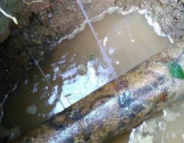 铁东楼顶渗水维修公司分享下地暖漏水的原因及检测方法。